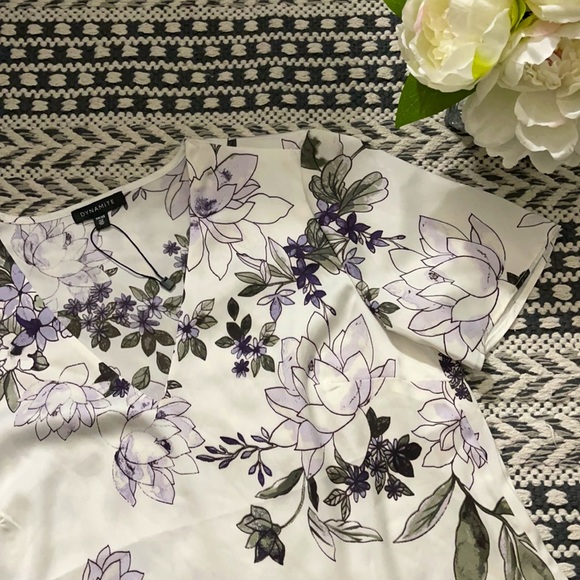 ✨2/20$✨NWOT DYNAMITE V-Neck Graphic Blouse - Picture 2 of 7